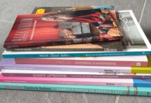 Nieuwe haakboeken stapel boeken haken