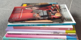 Nieuwe haakboeken stapel boeken haken