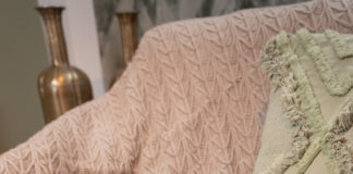 Rectificatie deken met bladmotief